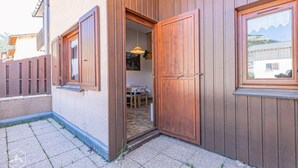 A wooden exterior with a sliding door leading to a patio area. - 350m from resort center, 1st floor, terrace, tv, 30m², Aussois (Aussois)