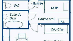 Hotellihuoneen pohjapiirros: WC, sisäänkäynti, makuuhuone (1P), kylpyhuone, erillinen huone 5 m², oleskelutila, vuodesohva, olohuone-keittiö 15,5 m² ja parveke.