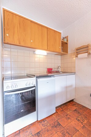 Een koelkast, een microgolfoven, een oven