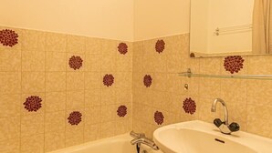 Ein Badezimmer mit Badewanne, Waschbecken und Spiegel.
