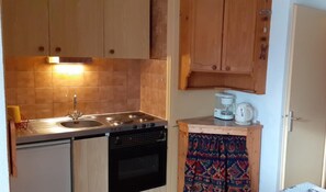 Réfrigérateur, micro-ondes, four