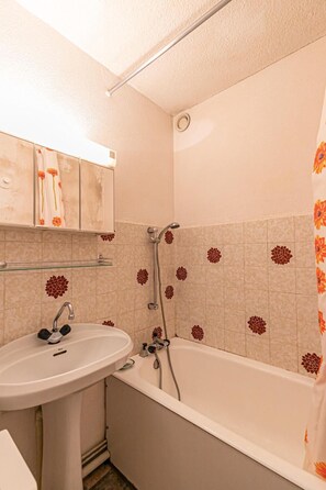 Bathtub