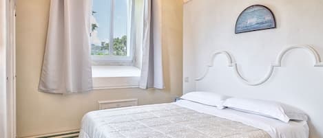 2 bedrooms, iron/ironing board, travel cot, WiFi