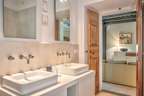 Baignoire, sèche-cheveux, bidet, serviettes fournies