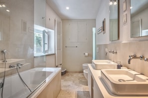 Badewanne, Haartrockner, Bidet, HandtĂŒcher