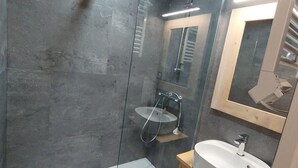 A modern bathroom with a glass shower enclosure, a vanity with a sink, and a mirror. - 300m from ski slopes, 2nd floor, balcony, tv, ski locker, 41m², Aussois (Aussois)