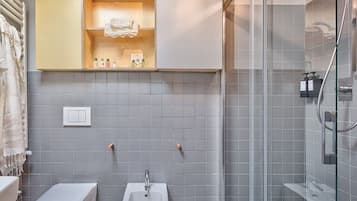 Doccia, asciugacapelli, bidet, asciugamani