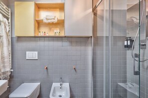 Regadera, secadora de cabello, bidet, toallas 