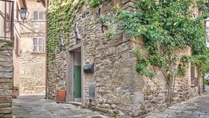 Eine schmale Gasse mit einem Gebäude, das eine grüne Tür und einen Briefkasten zeigt.