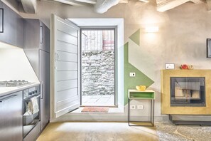 Ofen, Geschirrspüler, Wasserkocher mit Kaffee-/Teezubehör, Toaster