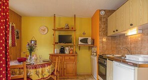 Réfrigérateur, four à micro-ondes, un four, lave-vaisselle