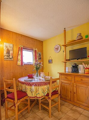 Dining - 150m from ski slopes, 1st floor, balcony, tv, ski locker, 21m², Aussois (Aussois)