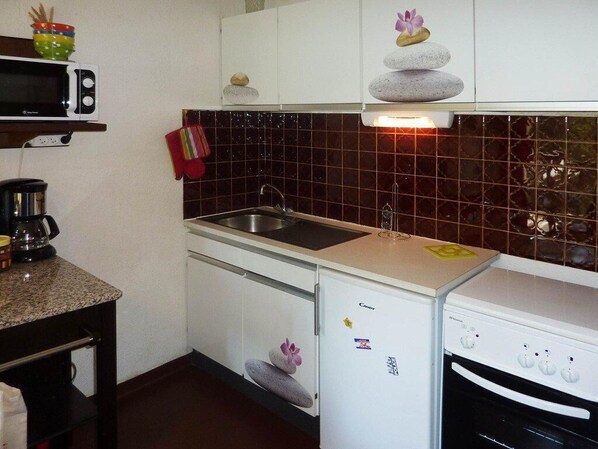 Een koelkast, een microgolfoven, een oven