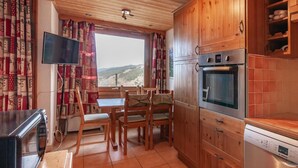 Wasserkocher mit Kaffee-/Teezubehör, Kühlschrank, Mikrowelle, Ofen