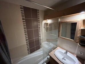 Bathroom - 10m from shops, view parking, terrace, tv, 37m², Méribel-Mottaret (Méribel - Les Allues)