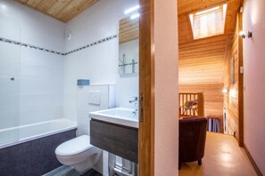 Shower - 300m from resort center, 4th floor, view ski slopes, balcony, 60m², Méribel-Mottaret (Méribel - Les Allues)