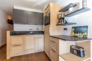 Fridge, microwave, coffee/tea maker, toaster - 10m from ski slopes, 4th floor, view ski slopes, balcony, parking, tv, 60m², Méribel-Mottaret (Méribel - Les Allues)