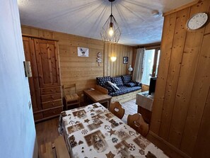 Interior - Ski-in/ski-out & foot of the slopes, 2nd floor, view ski slopes, balcony, tv, ski locker, 25m² (La Plagne)