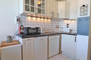 Fridge, oven, dishwasher, coffee/tea maker