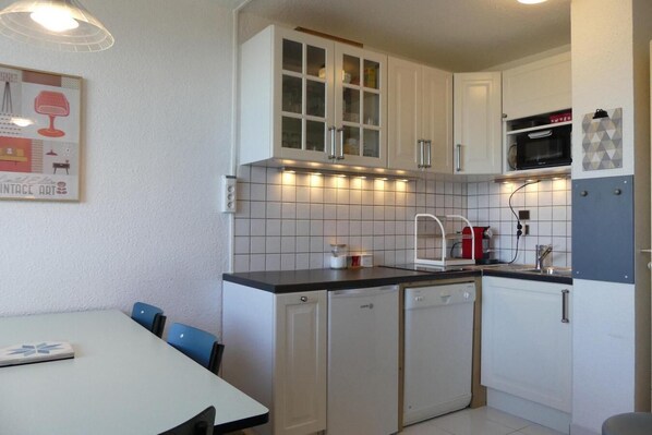 Kühlschrank, Ofen, Geschirrspüler, Wasserkocher mit Kaffee-/Teezubehör
