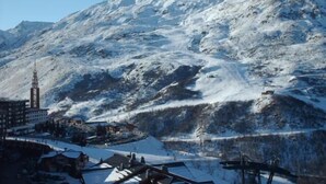 Berglandschap met een skigebied, inclusief gebouwen en een skilift.