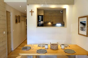 Dining - 10m from ski slopes, 1st floor, view ski slopes, balcony, 40m², Méribel-Mottaret (Méribel - Les Allues)