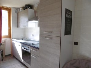 Fridge, microwave, oven, coffee/tea maker