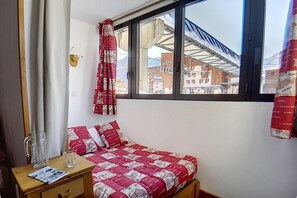 WiFi - 200m from ski slopes, floor -3, tv, ski locker, 31m², Les Menuires (Les Menuires)