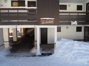 Exterior detail - 200m from ski slopes, floor -3, tv, ski locker, 31m², Les Menuires (Les Menuires)