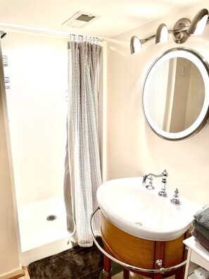 Bañera con ducha, secador de pelo, toallas, jabón