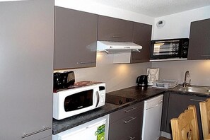 Kylskåp, mikrovågsugn, ugn och diskmaskin