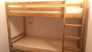 A bunk bed with a ladder and a mattress. - 10m from ski slopes, 4th floor, view ski slopes, balcony, ski locker, 24m², Les Arcs (Les Arcs)