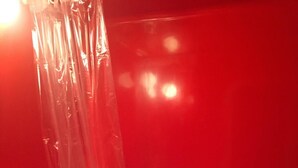A bathtub with a red wall and a clear shower curtain. - 10m from ski slopes, 4th floor, view ski slopes, balcony, ski locker, 24m², Les Arcs (Les Arcs)