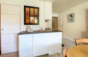 Fridge, microwave, dishwasher, coffee/tea maker