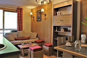 Living area - 100m from ski slopes, 4th floor, view ski slopes, fitness, swimming pool, sauna, balcony, tv (Risoul)