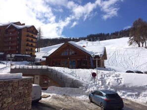Exterior - 300m from resort center, 4th floor, view ski slopes, swimming pool, sauna, balcony, tv, ski locker (Risoul)
