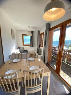 Dining - 200m from resort center, 3rd floor, view mountain, balcony, tv, 29m², Superdévoluy (Le Dévoluy)