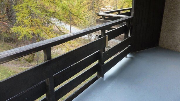 A balcony with a view of autumn trees. - 300m from ski slopes, 5th floor, view forest, balcony, tv, 38m², Les Orres (Les Orres)