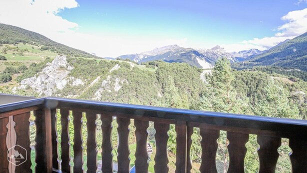 A balcony with a view of a mountainous landscape. - 3rd floor, balcony, tv, 30m², Aussois (Aussois)