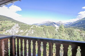 A balcony with a view of a mountainous landscape. - 350m from resort center, 3rd floor, balcony, tv, 30m², Aussois (Aussois)