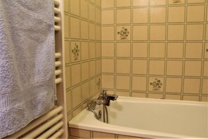 Bathtub - 50m from ski slopes, 4th floor, balcony, tv, ski locker, 18m², Risoul (Risoul)