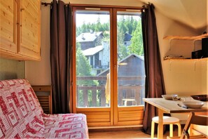 Living area - 50m from ski slopes, 4th floor, balcony, tv, ski locker, 18m², Risoul (Risoul)