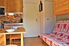 Interior - 150m from resort center, 4th floor, balcony, tv, ski locker, 18m², Risoul (Risoul)