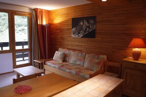 Living area - 10m from ski slopes, 1st floor, view panoramic, balcony, parking, tv, 40m², Méribel-Mottaret (Méribel - Les Allues)