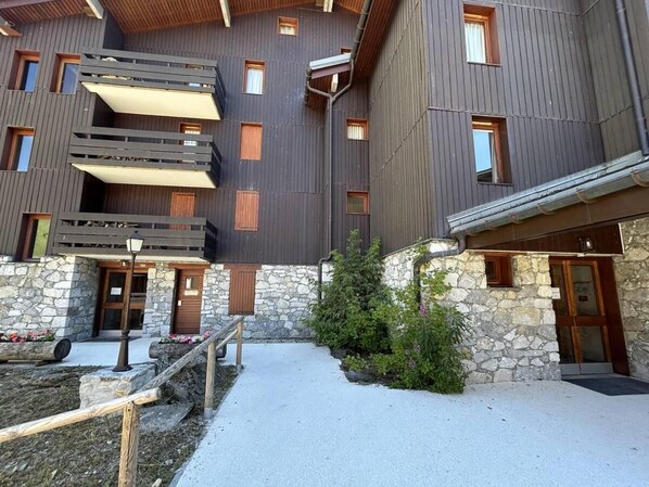 Exterior - 10m from ski slopes, 1st floor, view panoramic, balcony, parking, tv, 40m², Méribel-Mottaret (Méribel - Les Allues)