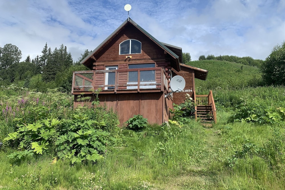 Modern private cabin on 2.27 acres overlooking the bay