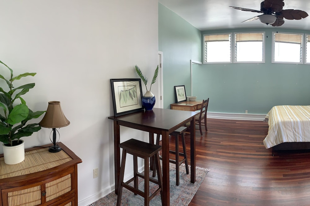 Honoli’i beach cottage, very roomy, in a charming neighborhood.
