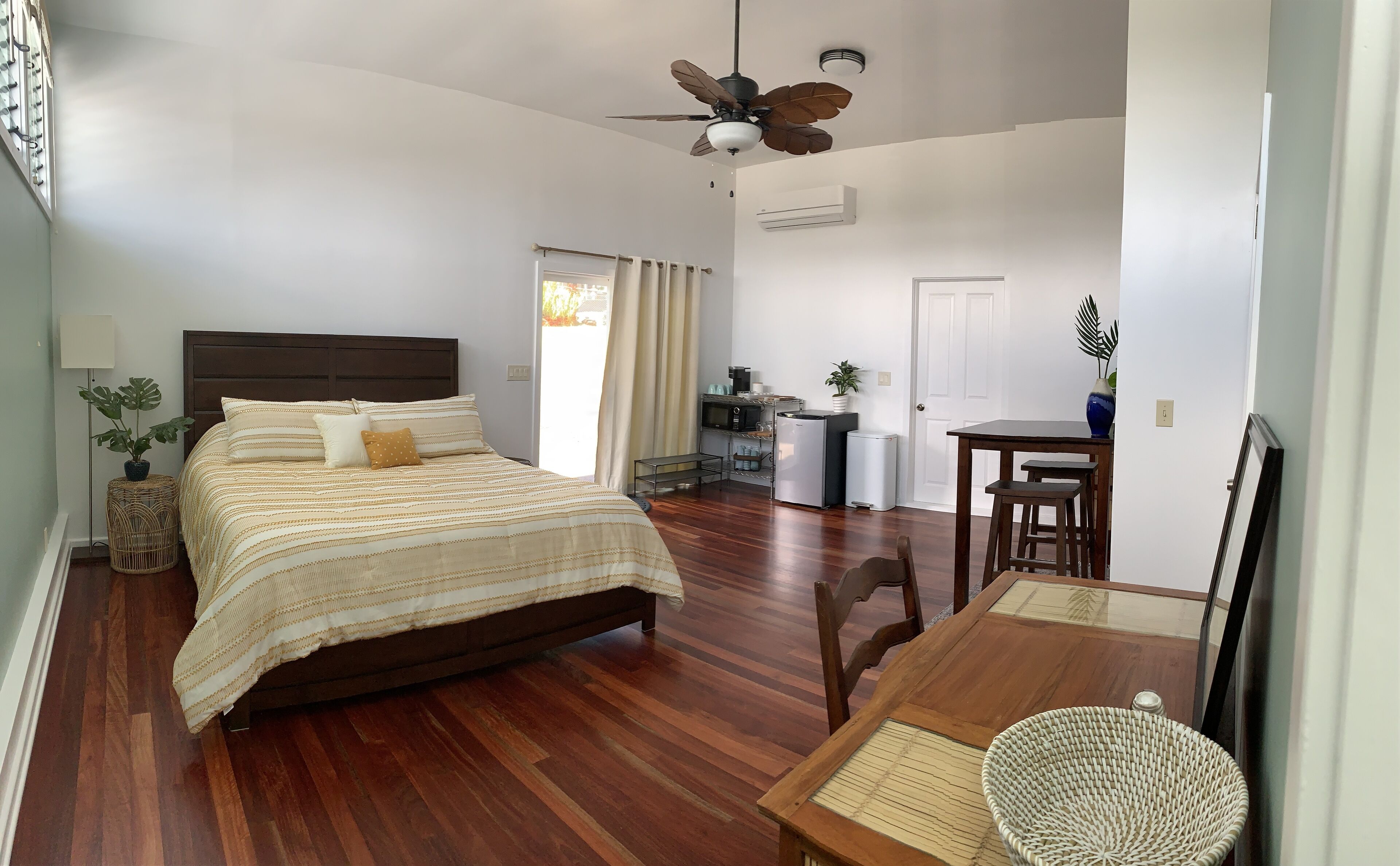 Honoli’i beach cottage, very roomy, in a charming neighborhood.