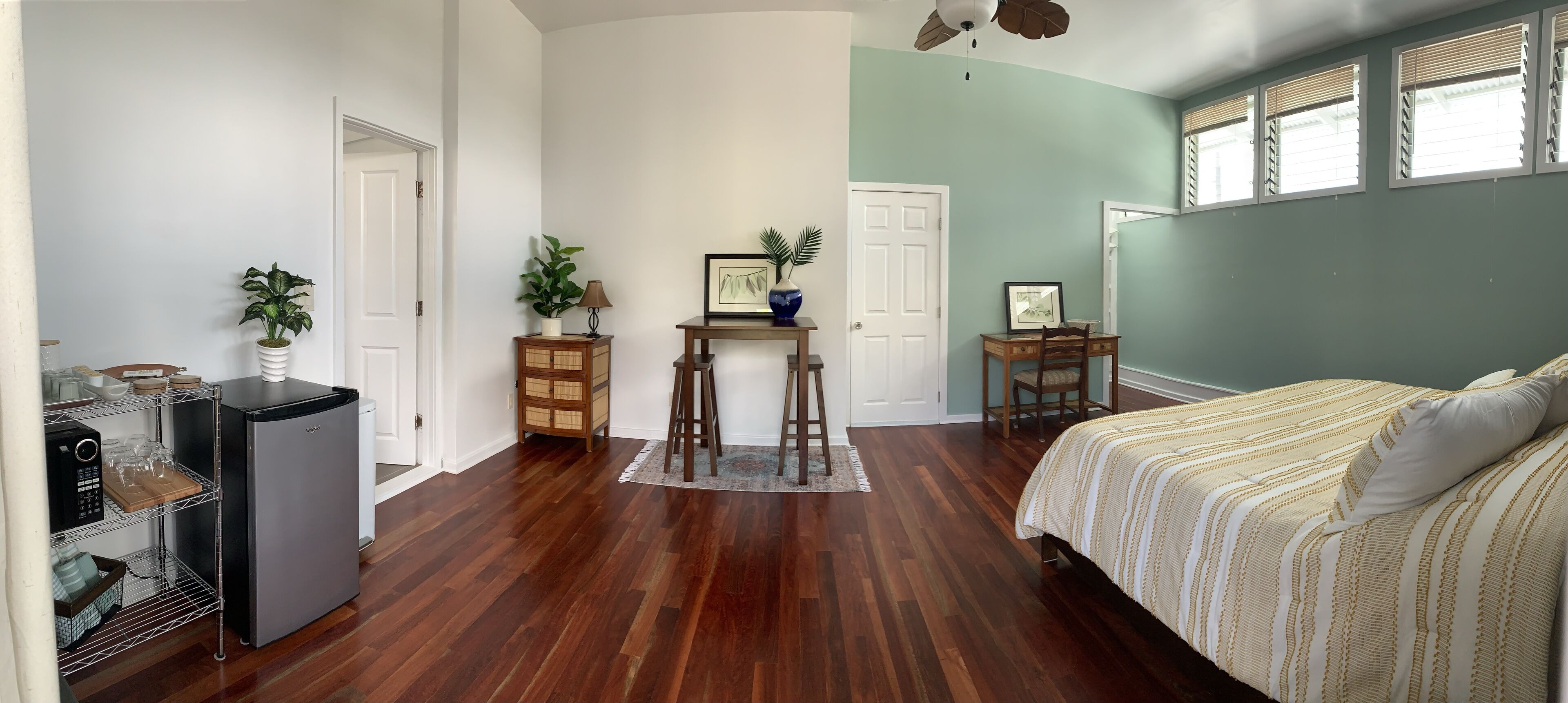 Honoli’i beach cottage, very roomy, in a charming neighborhood.