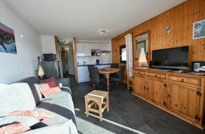 Living area - 300m from ski slopes, 2nd floor, view ski slopes, balcony, tv, 35m², Les Saisies (Les Saisies)